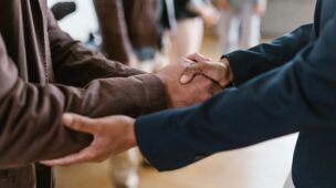 duas mãos se cumprimentando firmando acordo