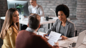 Pessoas reunidas para lidar com contrato de representação comercial.