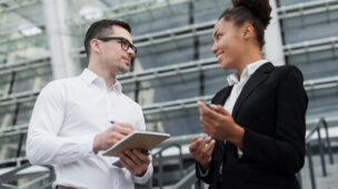 Homem e mulher conversando e apresentando um elevator pitch